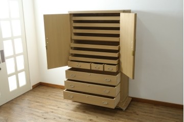 中古　美品　伝統工芸士 藤田茂作　胴丸　花文様の金具が上品な重ね春日部桐箪笥　定価約120万円　(R-091779)