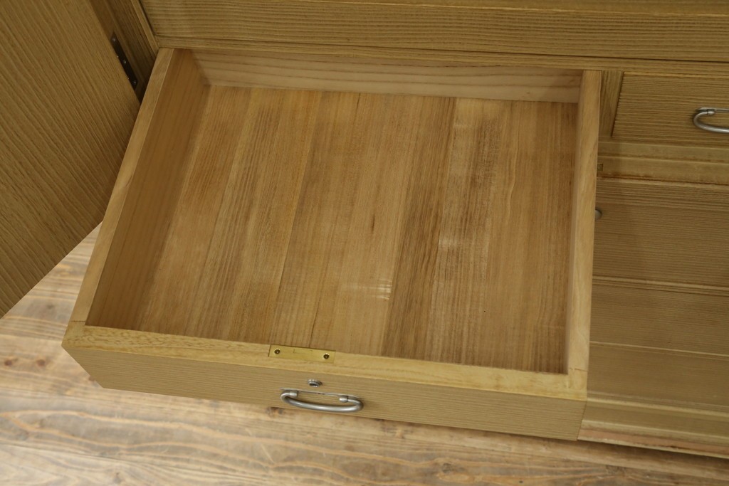 中古　美品　伝統工芸士 藤田茂作　胴丸　花文様の金具が上品な重ね春日部桐箪笥　定価約120万円　(R-091779)