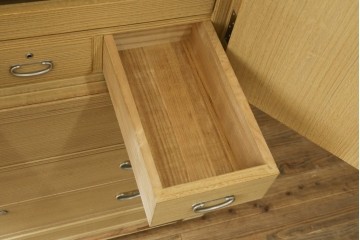 中古　美品　伝統工芸士 藤田茂作　胴丸　花文様の金具が上品な重ね春日部桐箪笥　定価約120万円　(R-091779)