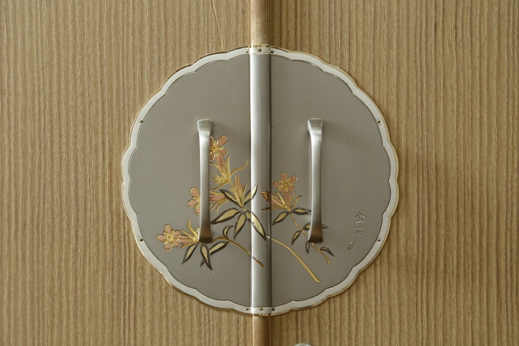 中古　美品　伝統工芸士 藤田茂作　胴丸　花文様の金具が上品な重ね春日部桐箪笥　定価約120万円　(R-091779)