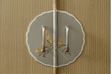 中古　美品　伝統工芸士 藤田茂作　胴丸　花文様の金具が上品な重ね春日部桐箪笥　定価約120万円　(R-091779)