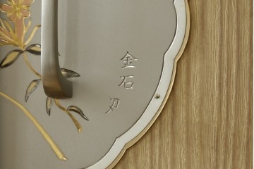 中古　美品　伝統工芸士 藤田茂作　胴丸　花文様の金具が上品な重ね春日部桐箪笥　定価約120万円　(R-091779)