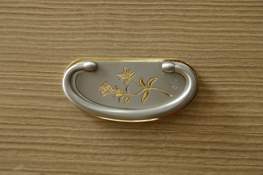 中古　美品　伝統工芸士 藤田茂作　胴丸　花文様の金具が上品な重ね春日部桐箪笥　定価約120万円　(R-091779)