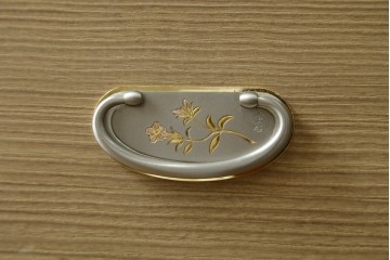 中古　美品　伝統工芸士 藤田茂作　胴丸　花文様の金具が上品な重ね春日部桐箪笥　定価約120万円　(R-091779)