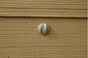 中古　美品　伝統工芸士 藤田茂作　胴丸　花文様の金具が上品な重ね春日部桐箪笥　定価約120万円　(R-091779)