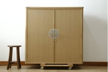 《台輪取り付け加工費込み》　中古　美品　春日部桐箪笥　伝統工芸士 藤田茂作　胴丸　花文様の飾り金具が上品な着物箪笥　(R-091780)