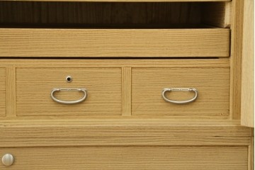 《台輪取り付け加工費込み》　中古　美品　春日部桐箪笥　伝統工芸士 藤田茂作　胴丸　花文様の飾り金具が上品な着物箪笥　(R-091780)