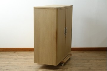 《台輪取り付け加工費込み》　中古　美品　春日部桐箪笥　伝統工芸士 藤田茂作　胴丸　花文様の飾り金具が上品な着物箪笥　(R-091780)
