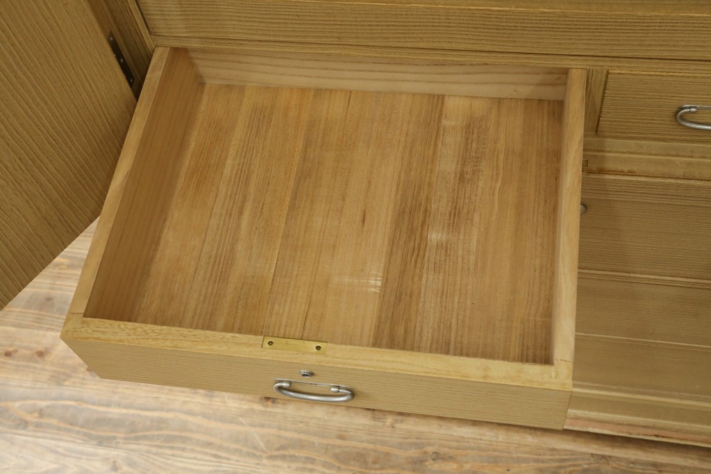 《台輪取り付け加工費込み》　中古　美品　春日部桐箪笥　伝統工芸士 藤田茂作　胴丸　花文様の飾り金具が上品な着物箪笥　(R-091780)