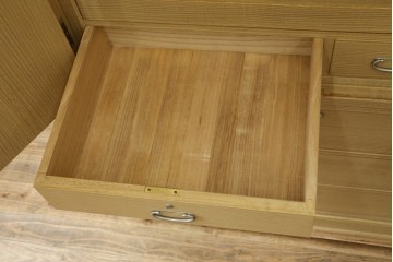 《台輪取り付け加工費込み》　中古　美品　春日部桐箪笥　伝統工芸士 藤田茂作　胴丸　花文様の飾り金具が上品な着物箪笥　(R-091780)