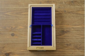 《台輪取り付け加工費込み》　中古　美品　春日部桐箪笥　伝統工芸士 藤田茂作　胴丸　花文様の飾り金具が上品な着物箪笥　(R-091780)