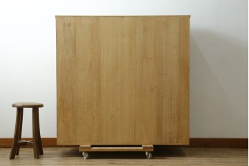 《台輪取り付け加工費込み》　中古　美品　春日部桐箪笥　伝統工芸士 藤田茂作　胴丸　花文様の飾り金具が上品な着物箪笥　(R-091780)