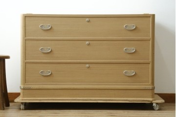 《天板取り付け加工費込み》　中古　美品　春日部桐箪笥　伝統工芸士 藤田茂作　胴丸　花文様の金具が上品な衣装箪笥　(R-091781)