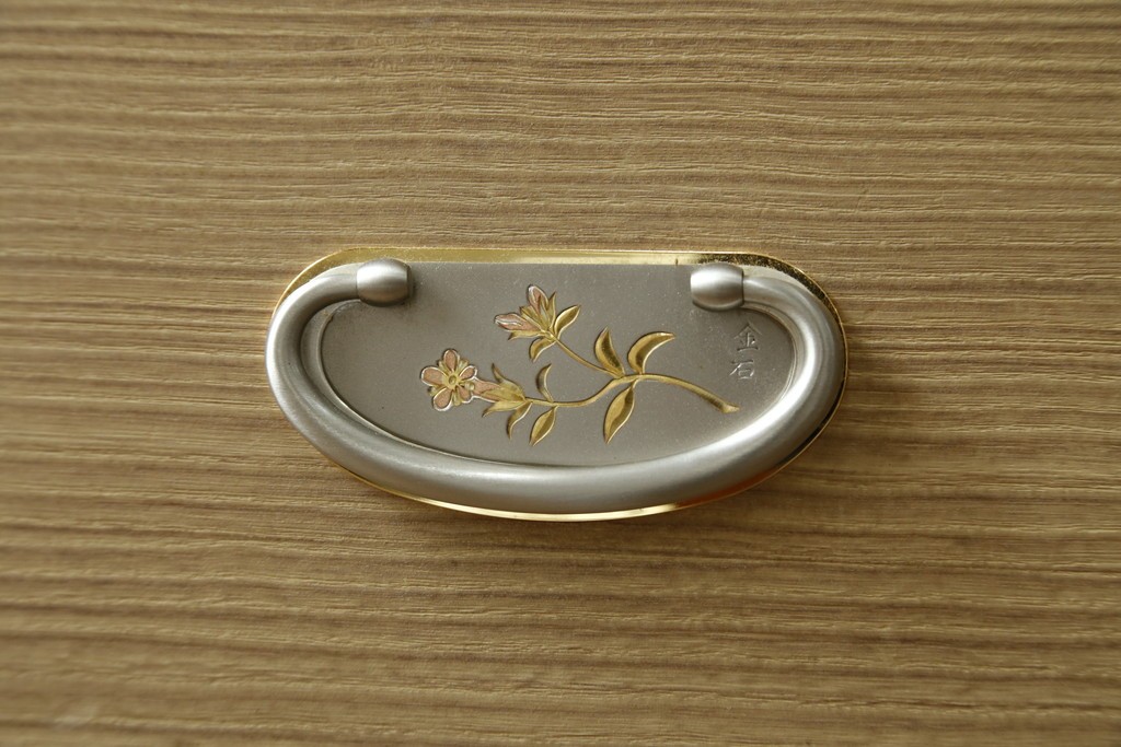 《天板取り付け加工費込み》　中古　美品　春日部桐箪笥　伝統工芸士 藤田茂作　胴丸　花文様の金具が上品な衣装箪笥　(R-091781)