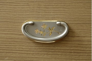 《天板取り付け加工費込み》　中古　美品　春日部桐箪笥　伝統工芸士 藤田茂作　胴丸　花文様の金具が上品な衣装箪笥　(R-091781)