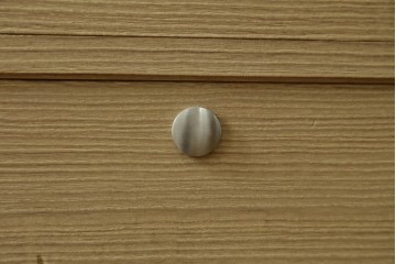 《天板取り付け加工費込み》　中古　美品　春日部桐箪笥　伝統工芸士 藤田茂作　胴丸　花文様の金具が上品な衣装箪笥　(R-091781)