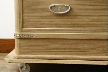 《天板取り付け加工費込み》　中古　美品　春日部桐箪笥　伝統工芸士 藤田茂作　胴丸　花文様の金具が上品な衣装箪笥　(R-091781)