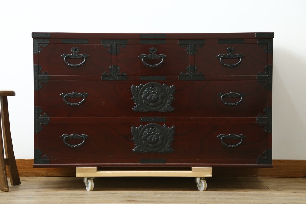 中古　美品　希少な廃番品!!　田中家具　二本松欅箪笥　牡丹の飾り金具が美しい衣装箪笥　(R-091782)