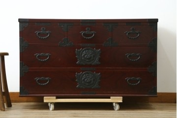 中古　美品　希少な廃番品!!　田中家具　二本松欅箪笥　牡丹の飾り金具が美しい衣装箪笥　(R-091782)