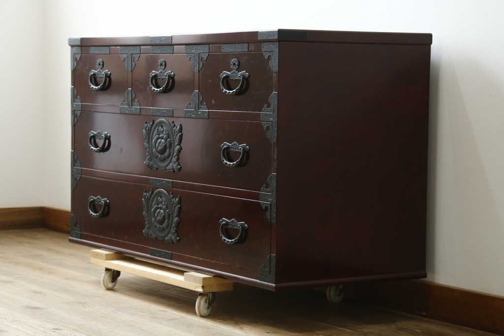 中古　美品　希少な廃番品!!　田中家具　二本松欅箪笥　牡丹の飾り金具が美しい衣装箪笥　(R-091782)