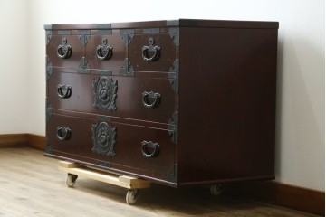 中古　美品　希少な廃番品!!　田中家具　二本松欅箪笥　牡丹の飾り金具が美しい衣装箪笥　(R-091782)