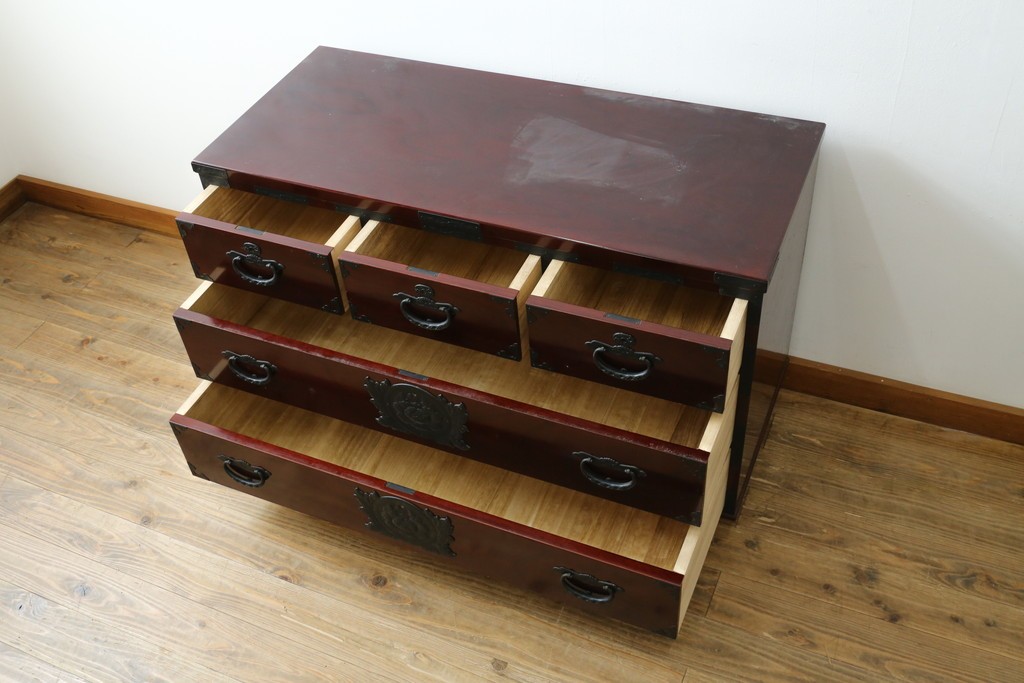 中古　美品　希少な廃番品!!　田中家具　二本松欅箪笥　牡丹の飾り金具が美しい衣装箪笥　(R-091782)