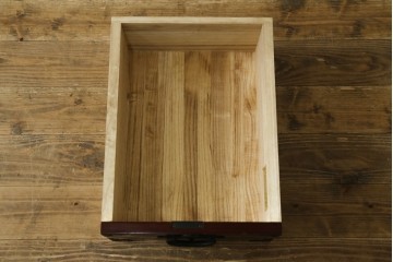 中古　美品　希少な廃番品!!　田中家具　二本松欅箪笥　牡丹の飾り金具が美しい衣装箪笥　(R-091782)