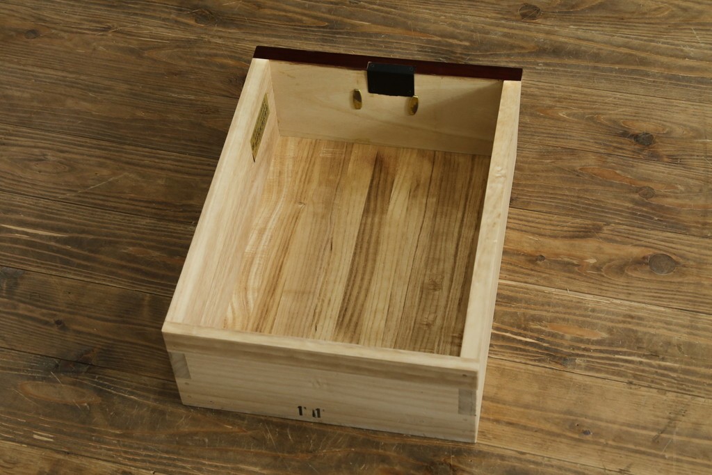 中古　美品　希少な廃番品!!　田中家具　二本松欅箪笥　牡丹の飾り金具が美しい衣装箪笥　(R-091782)
