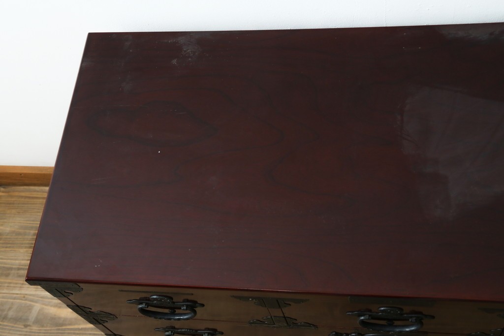 中古　美品　希少な廃番品!!　田中家具　二本松欅箪笥　牡丹の飾り金具が美しい衣装箪笥　(R-091782)