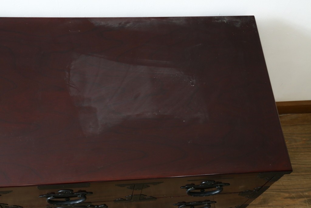 中古　美品　希少な廃番品!!　田中家具　二本松欅箪笥　牡丹の飾り金具が美しい衣装箪笥　(R-091782)