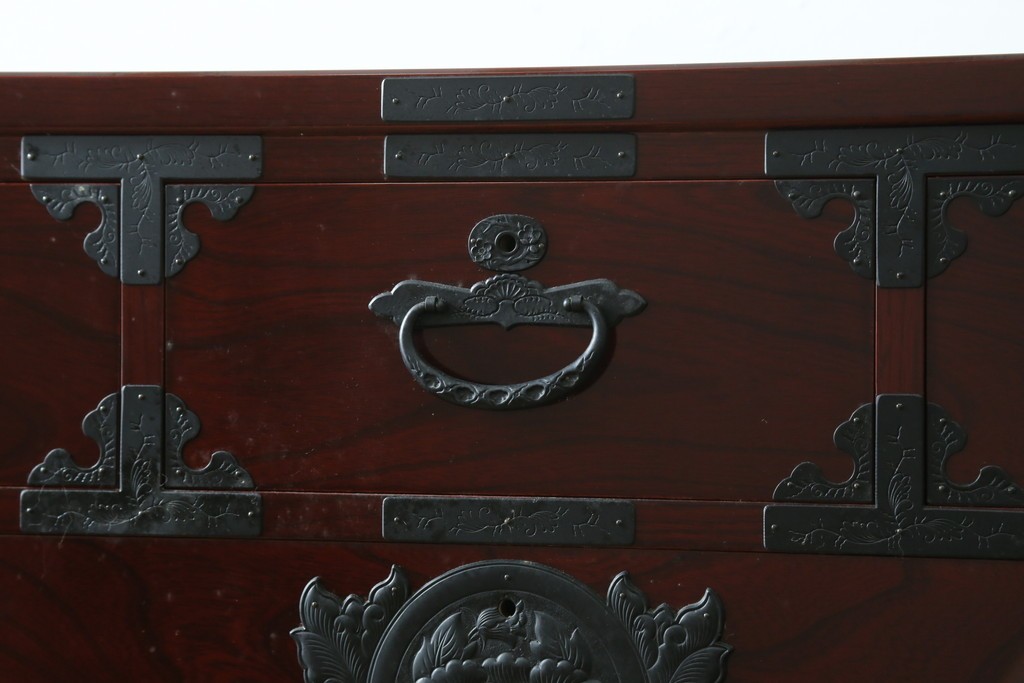 中古　美品　希少な廃番品!!　田中家具　二本松欅箪笥　牡丹の飾り金具が美しい衣装箪笥　(R-091782)