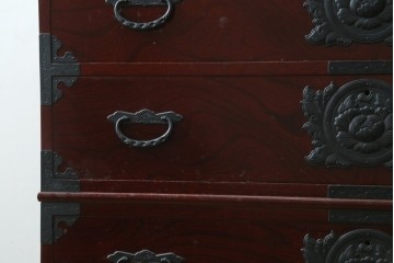 中古　美品　希少な廃番品!!　田中家具　二本松欅箪笥　牡丹の飾り金具が美しい衣装箪笥　(R-091782)