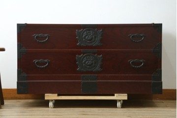 《天板取り付け加工費込み》　中古　美品　希少な廃番品!!　田中家具　二本松欅箪笥　牡丹の飾り金具が美しい衣装箪笥　(R-091783)