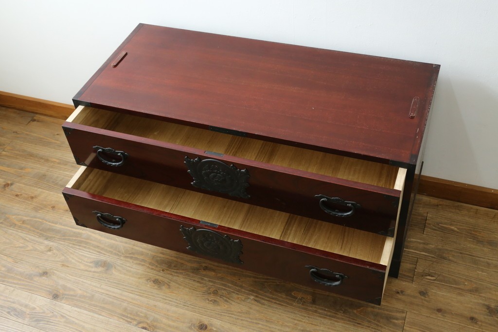《天板取り付け加工費込み》　中古　美品　希少な廃番品!!　田中家具　二本松欅箪笥　牡丹の飾り金具が美しい衣装箪笥　(R-091783)