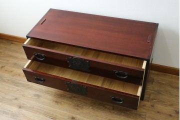 《天板取り付け加工費込み》　中古　美品　希少な廃番品!!　田中家具　二本松欅箪笥　牡丹の飾り金具が美しい衣装箪笥　(R-091783)