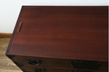 《天板取り付け加工費込み》　中古　美品　希少な廃番品!!　田中家具　二本松欅箪笥　牡丹の飾り金具が美しい衣装箪笥　(R-091783)