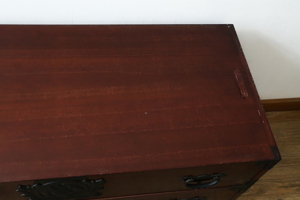 《天板取り付け加工費込み》　中古　美品　希少な廃番品!!　田中家具　二本松欅箪笥　牡丹の飾り金具が美しい衣装箪笥　(R-091783)