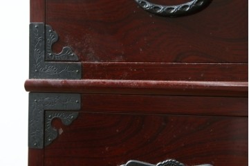 《天板取り付け加工費込み》　中古　美品　希少な廃番品!!　田中家具　二本松欅箪笥　牡丹の飾り金具が美しい衣装箪笥　(R-091783)
