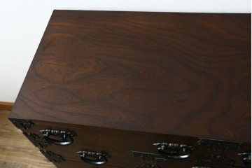 和製ヴィンテージ　欅(ケヤキ)材　漆塗り　美しい木目と重厚な飾り金具が魅力の民芸箪笥　(R-091784)