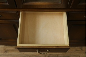 中古　美品　希少な廃番品　飛騨産業　キツツキマーク　穂高シリーズ　ナラ材を用いたスライドトレー付きカップボード　(R-091785)