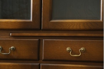 中古　美品　希少な廃番品　飛騨産業　キツツキマーク　穂高シリーズ　ナラ材を用いたスライドトレー付きカップボード　(R-091785)