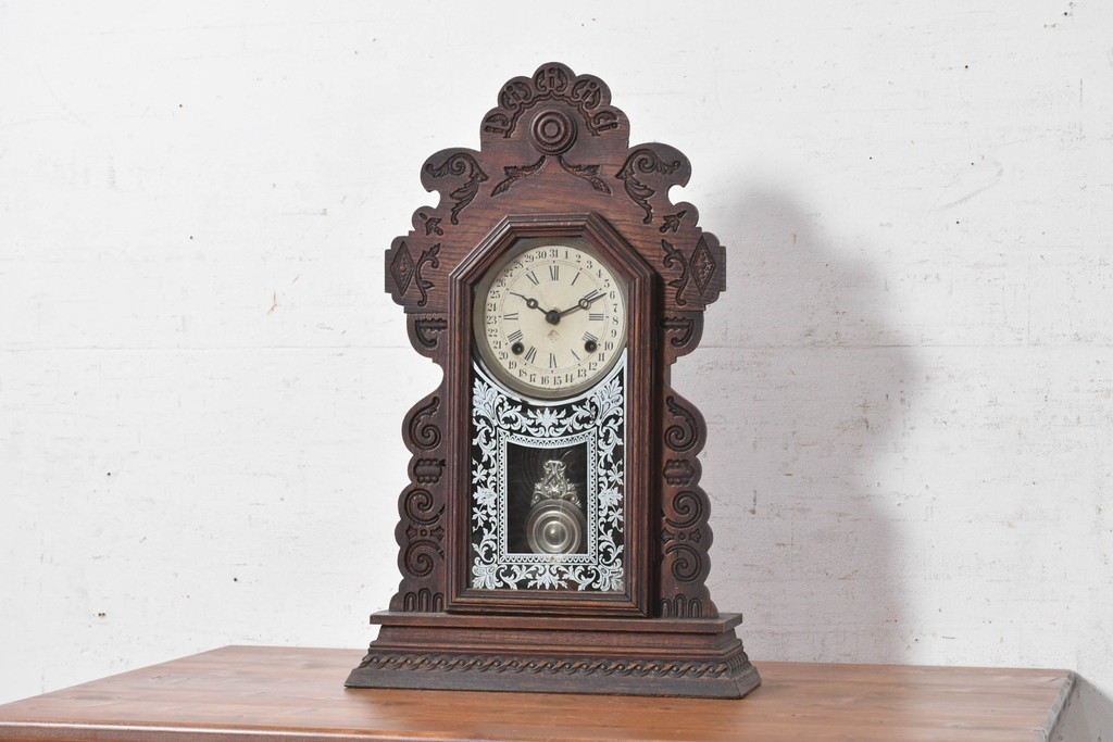 アメリカアンティーク　1890年から1900年頃　Ansonia Clock Company(アンソニア)　優美な彫刻と白い草花模様が華やかな置き時計　(R-091799)