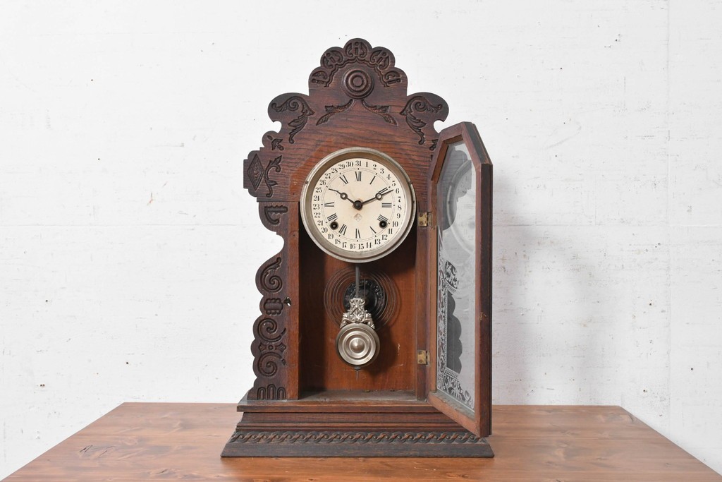 アメリカアンティーク　1890年から1900年頃　Ansonia Clock Company(アンソニア)　優美な彫刻と白い草花模様が華やかな置き時計　(R-091799)