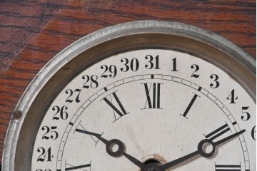 アメリカアンティーク　1890年から1900年頃　Ansonia Clock Company(アンソニア)　優美な彫刻と白い草花模様が華やかな置き時計　(R-091799)