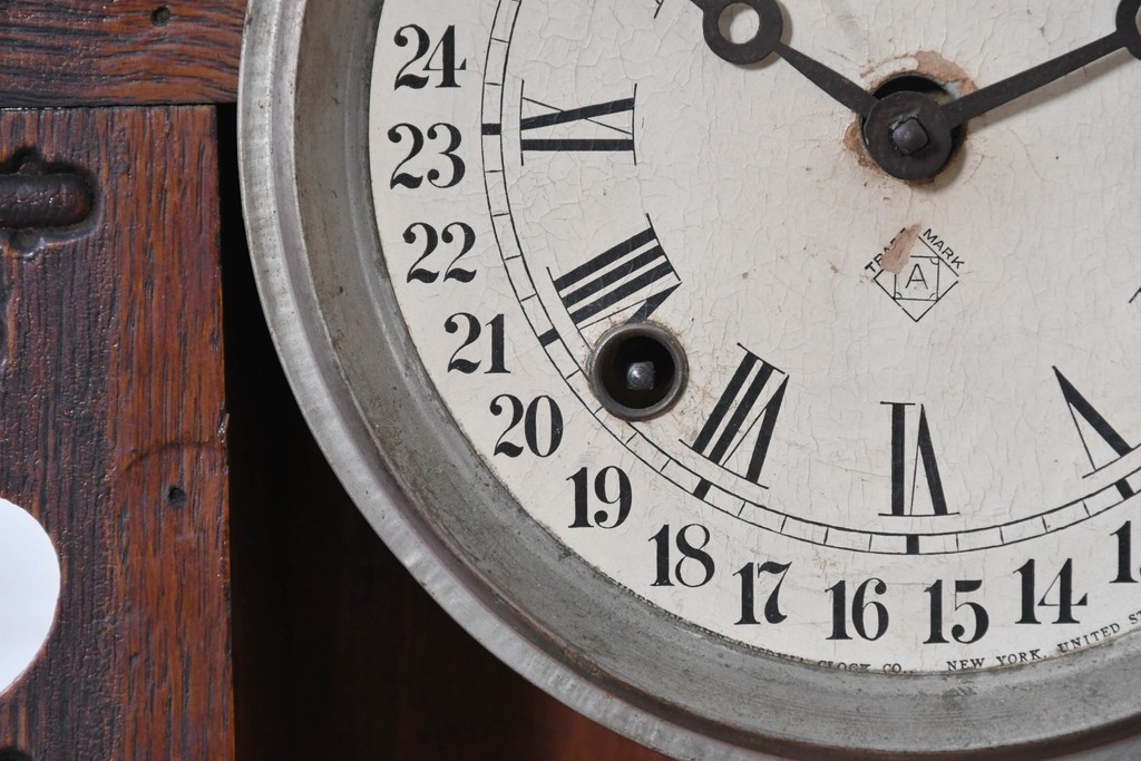 アメリカアンティーク　1890年から1900年頃　Ansonia Clock Company(アンソニア)　優美な彫刻と白い草花模様が華やかな置き時計　(R-091799)