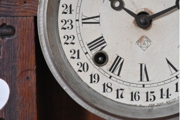 アメリカアンティーク　1890年から1900年頃　Ansonia Clock Company(アンソニア)　優美な彫刻と白い草花模様が華やかな置き時計　(R-091799)