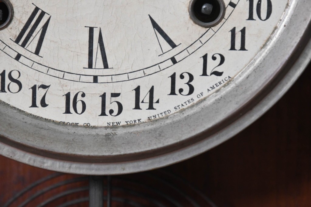 アメリカアンティーク　1890年から1900年頃　Ansonia Clock Company(アンソニア)　優美な彫刻と白い草花模様が華やかな置き時計　(R-091799)