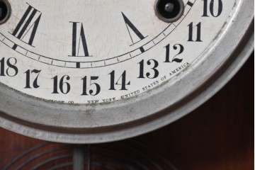 アメリカアンティーク　1890年から1900年頃　Ansonia Clock Company(アンソニア)　優美な彫刻と白い草花模様が華やかな置き時計　(R-091799)