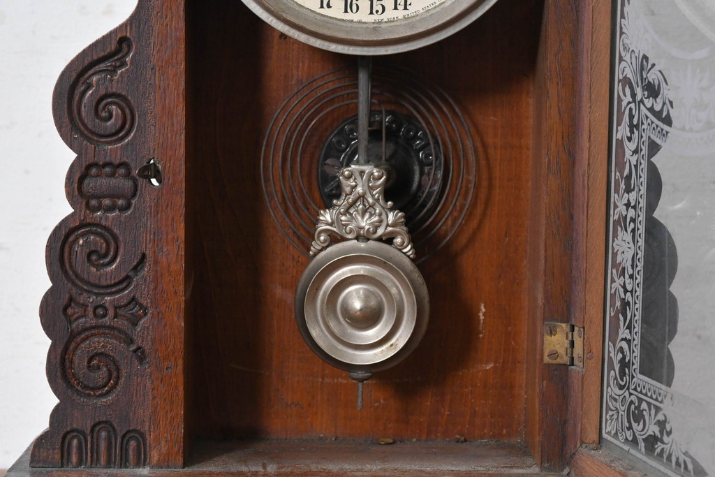 アメリカアンティーク　1890年から1900年頃　Ansonia Clock Company(アンソニア)　優美な彫刻と白い草花模様が華やかな置き時計　(R-091799)