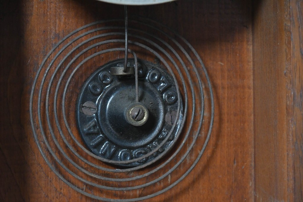 アメリカアンティーク　1890年から1900年頃　Ansonia Clock Company(アンソニア)　優美な彫刻と白い草花模様が華やかな置き時計　(R-091799)